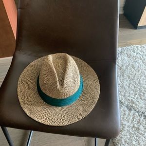 Summer straw vacation hat with emerald green band